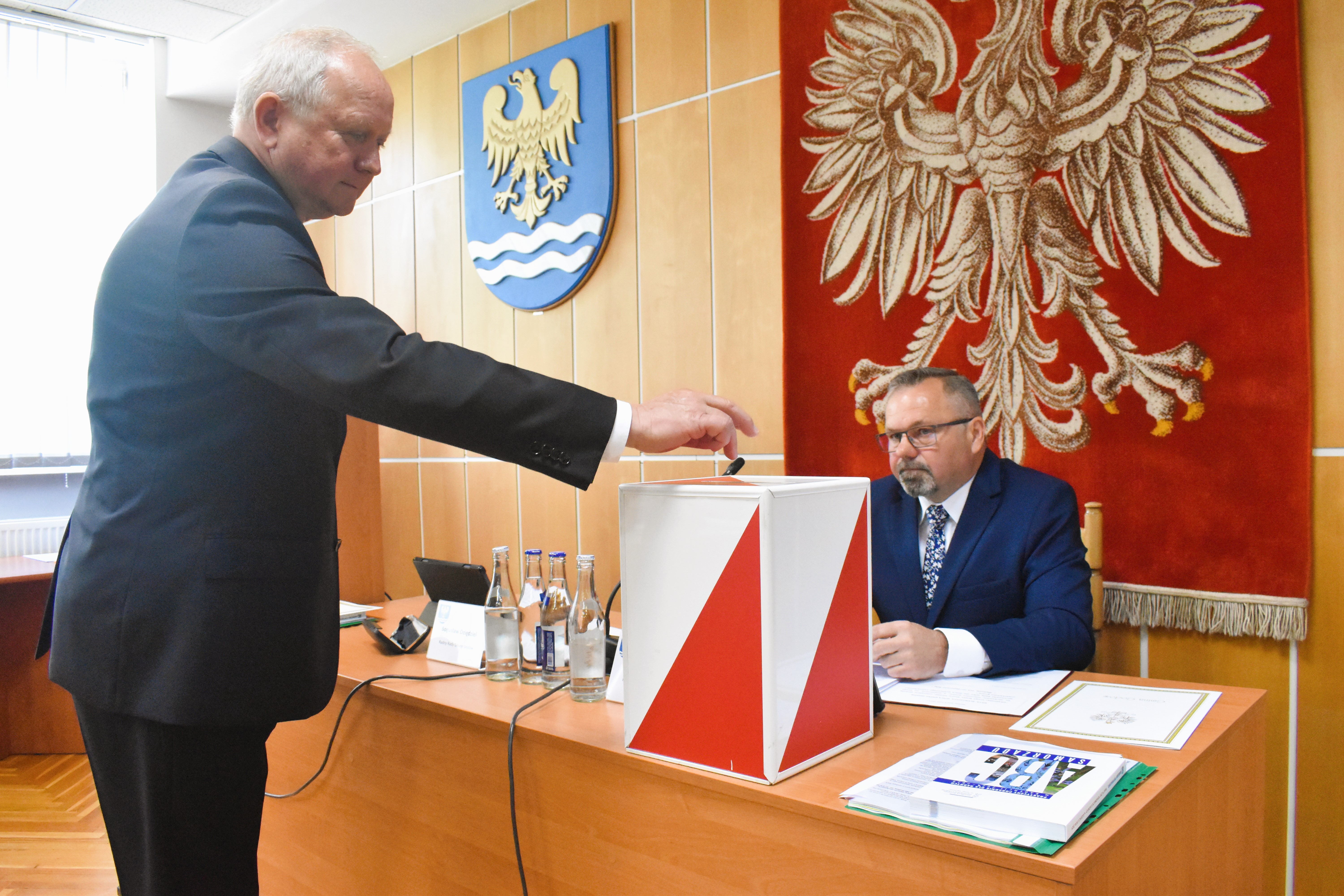 Głosowanie na przewodniczącego rady. W tle Jacek Kołek